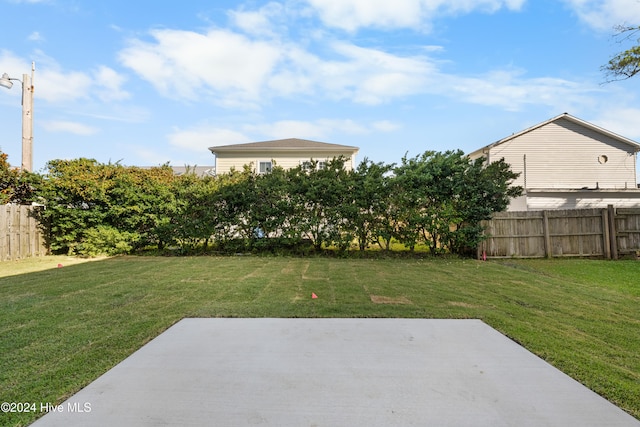 view of yard with a patio area