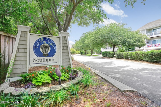 view of community / neighborhood sign