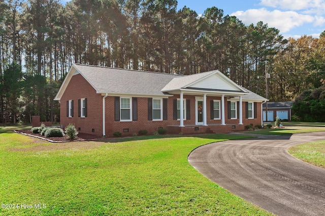 view of front of property featuring a front lawn