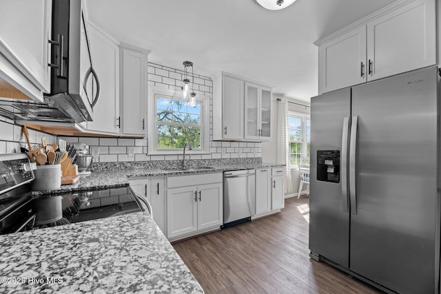 212 Outrigger Rd, New Bern, NC 28562 - kitchen with stainless steel appliances, a sink, backsplash, and white cabinetry