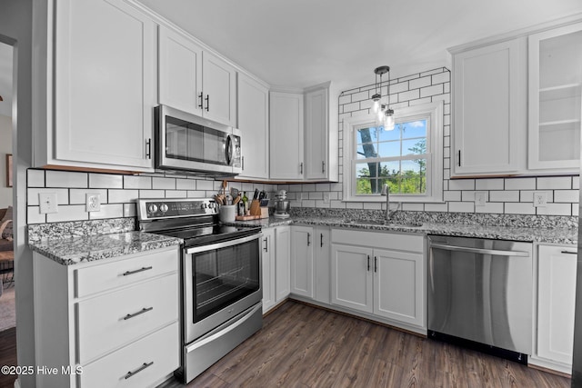 212 Outrigger Rd, New Bern, NC 28562 - kitchen with stainless steel appliances, a sink, backsplash, light stone countertops, and white cabinetry