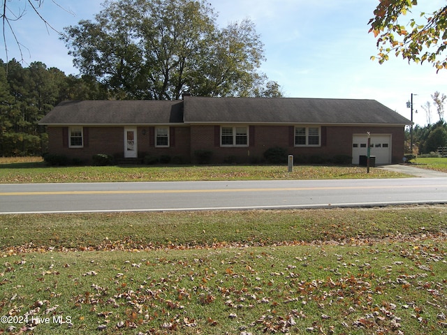 view of front of house featuring a front yard and a garage