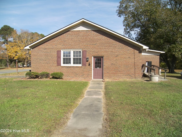 view of front of house with a front yard