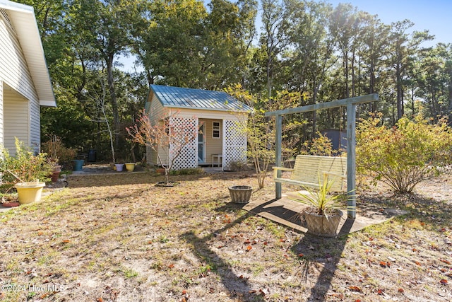 view of yard with an outdoor structure