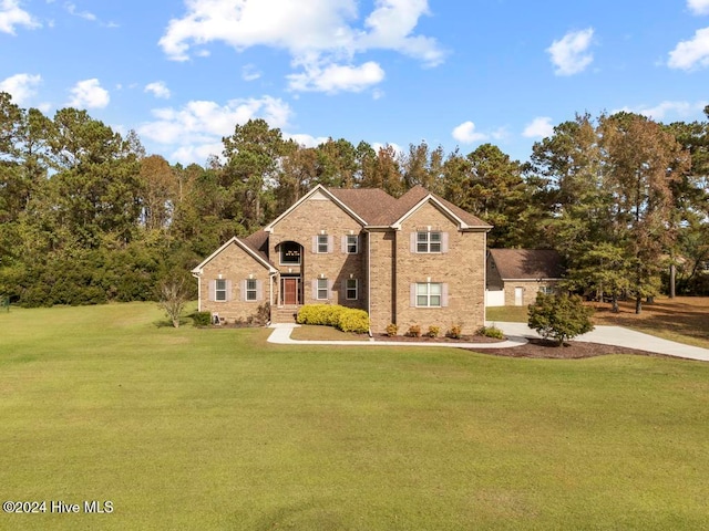 view of front of property featuring a front lawn