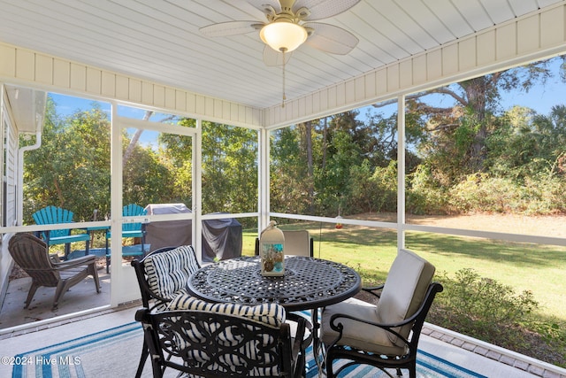 sunroom featuring ceiling fan