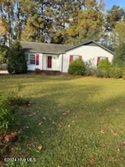 view of front of house with a front lawn