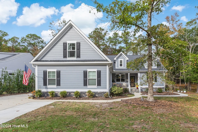 view of front facade featuring a front lawn and covered porch