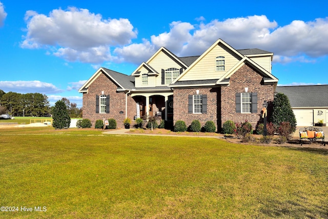 craftsman inspired home featuring a front yard