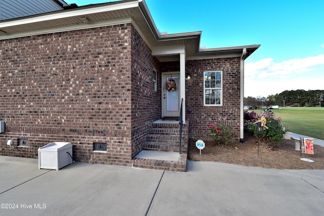 entrance to property featuring a patio area