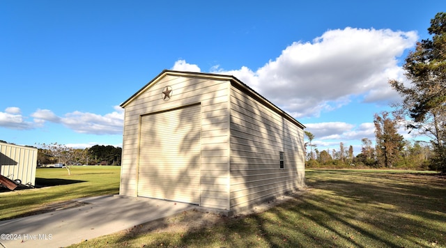 view of outdoor structure with a yard