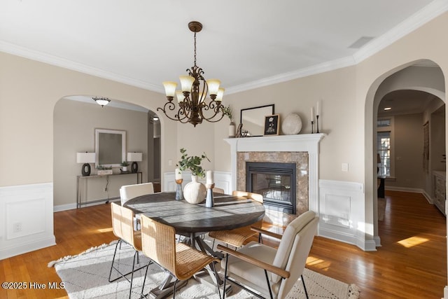 dining room with ornamental molding, light wood finished floors, and visible vents