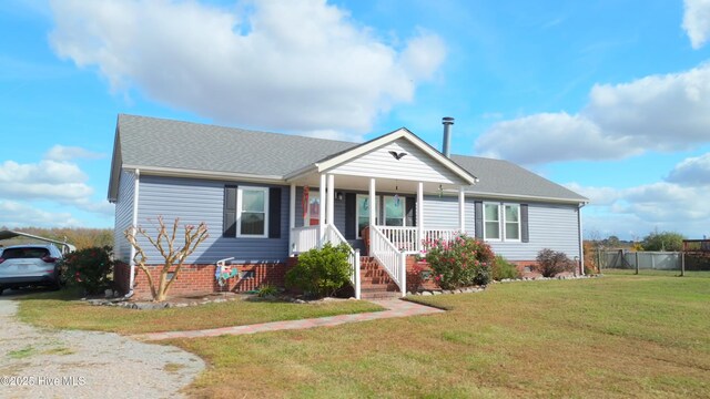 view of front facade featuring a front yard and covered porch