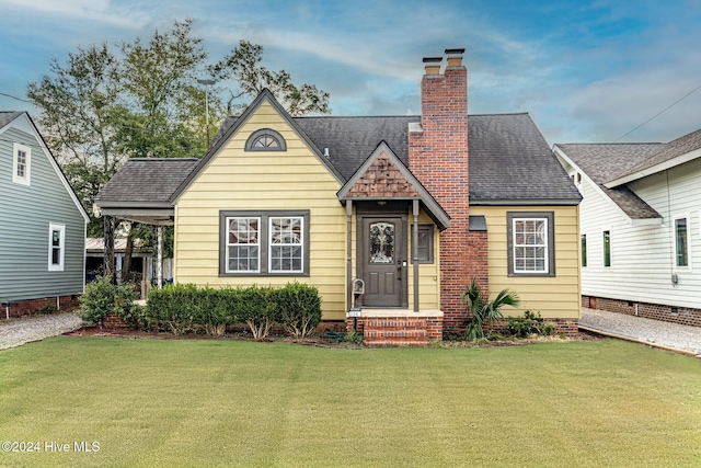 view of front of property featuring a front lawn