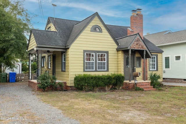 view of front of house featuring a front lawn