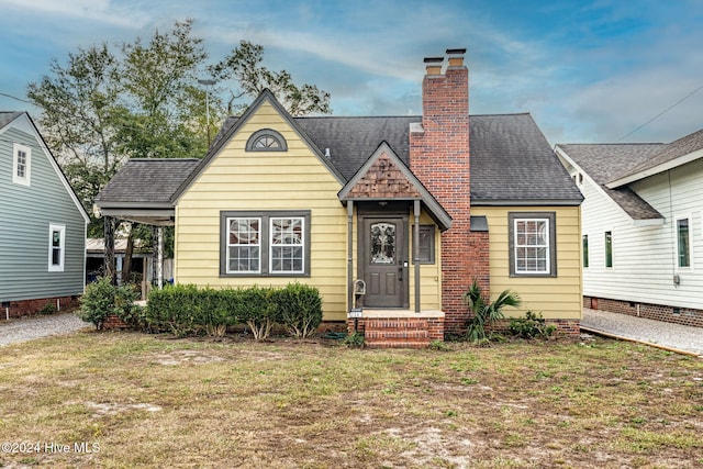 view of front of home featuring a front lawn