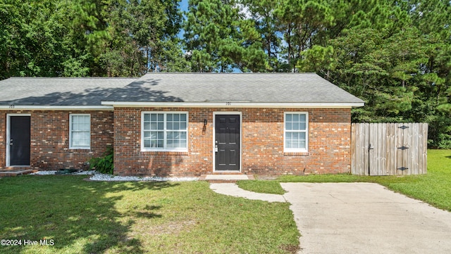 view of front facade with a front lawn