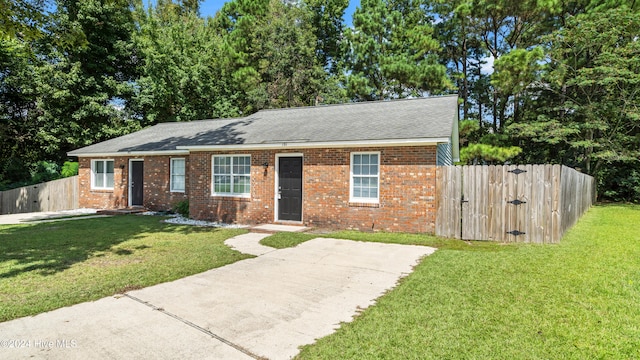 view of front facade featuring a front yard