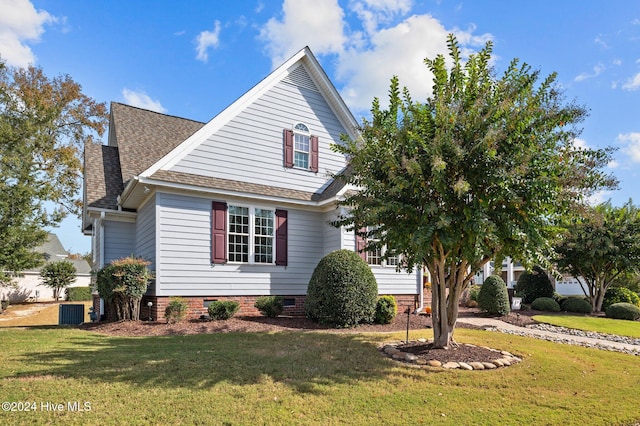 view of front of property featuring central AC unit and a front yard