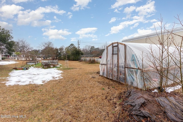 view of yard with an outdoor structure