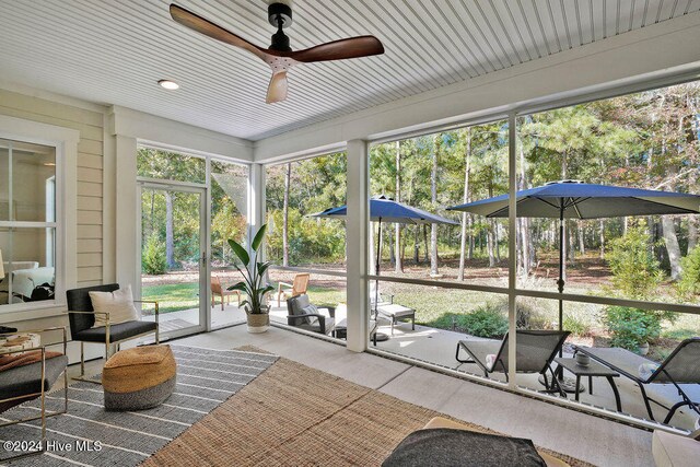 sunroom with ceiling fan