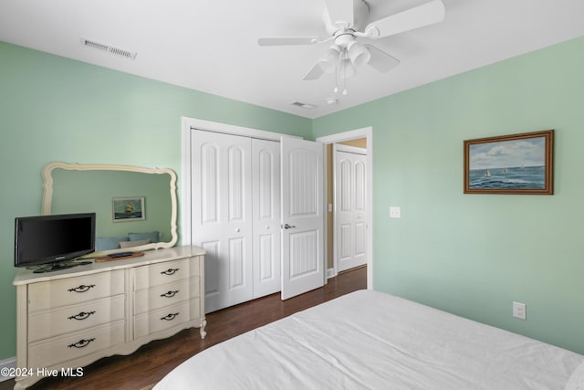 bedroom featuring ceiling fan, dark hardwood / wood-style floors, and a closet