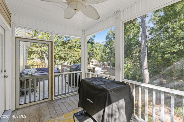 sunroom with ceiling fan