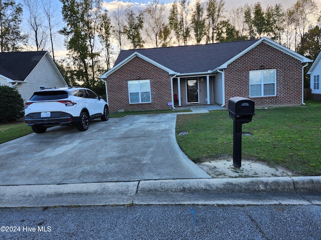 view of front of home featuring a lawn