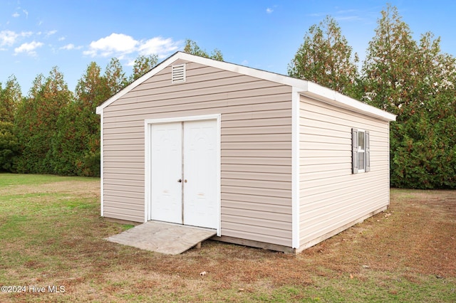 view of outdoor structure with a yard