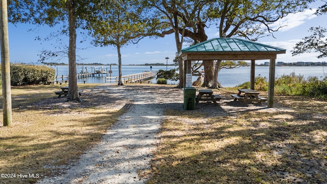 view of yard featuring a water view