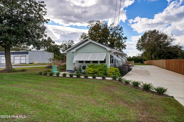 view of front of house featuring a front yard