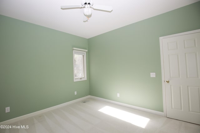 unfurnished room with light carpet and ceiling fan