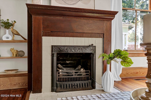 room details with wood-type flooring and a tile fireplace