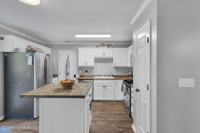 kitchen featuring stainless steel appliances, a kitchen island, white cabinetry, dark hardwood / wood-style floors, and sink