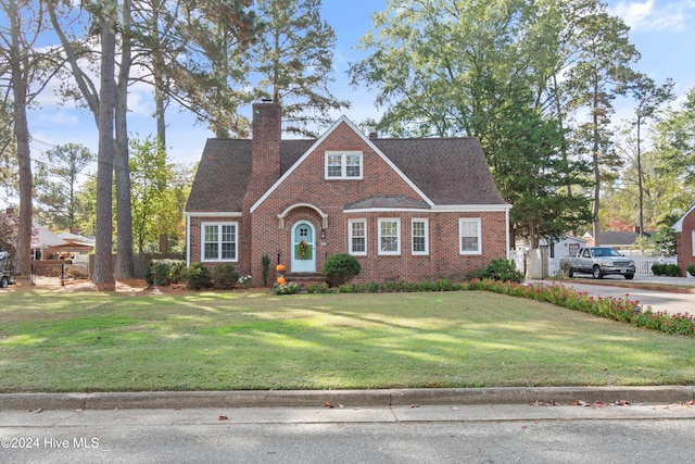 view of front of home with a front lawn