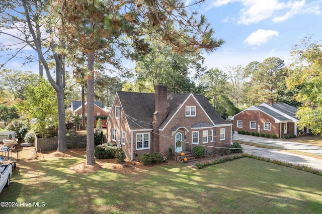 view of front of house with a front lawn