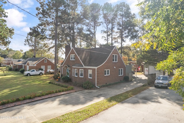 view of front of house with a front lawn