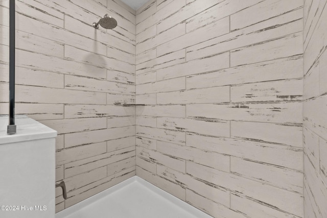 bathroom featuring a tile shower