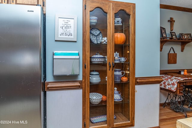 room details with ornamental molding and wood-type flooring