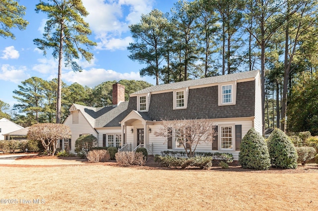 view of front of home featuring a front yard