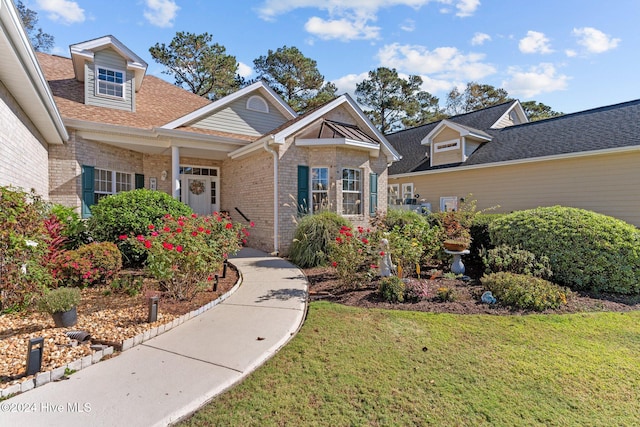 view of front of property featuring a front yard