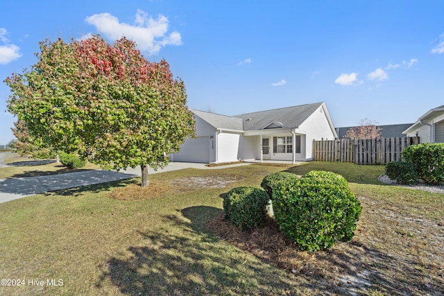 view of front of home featuring a front yard and a garage