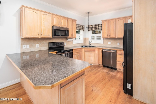 kitchen featuring stainless steel appliances, sink, light hardwood / wood-style flooring, and kitchen peninsula