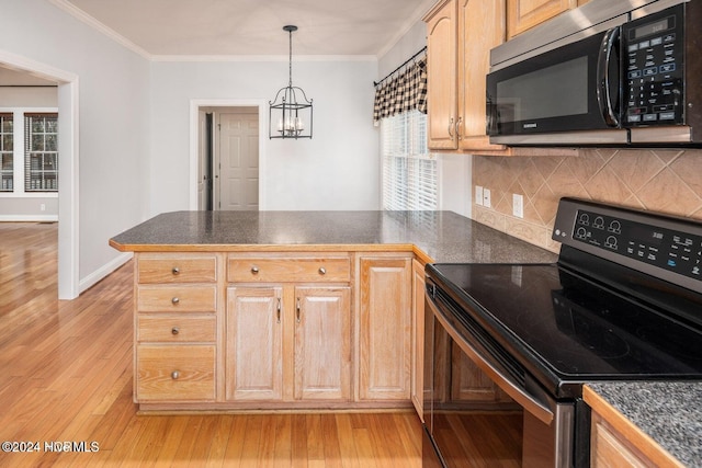 kitchen featuring black electric range, ornamental molding, a notable chandelier, and light hardwood / wood-style floors