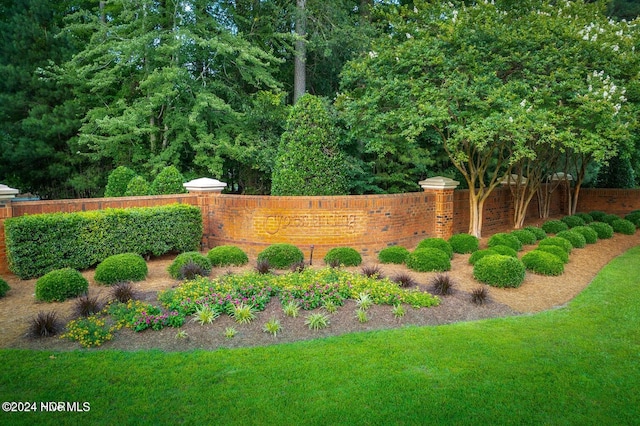 community / neighborhood sign featuring a yard