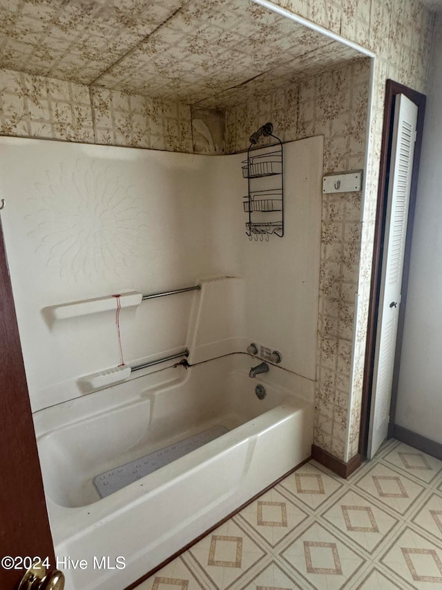 bathroom featuring a washtub