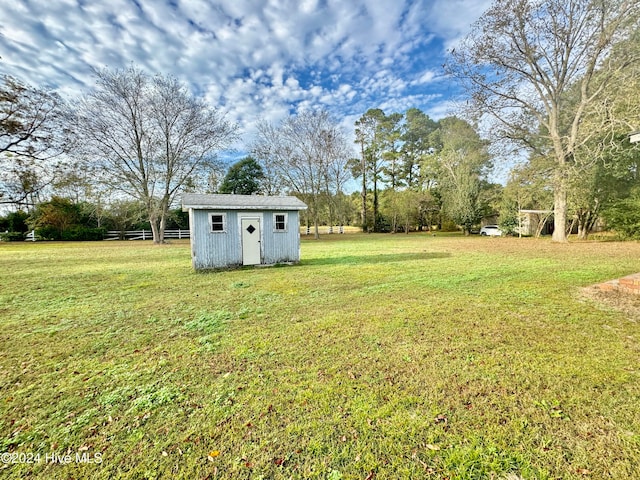 view of yard with a storage unit