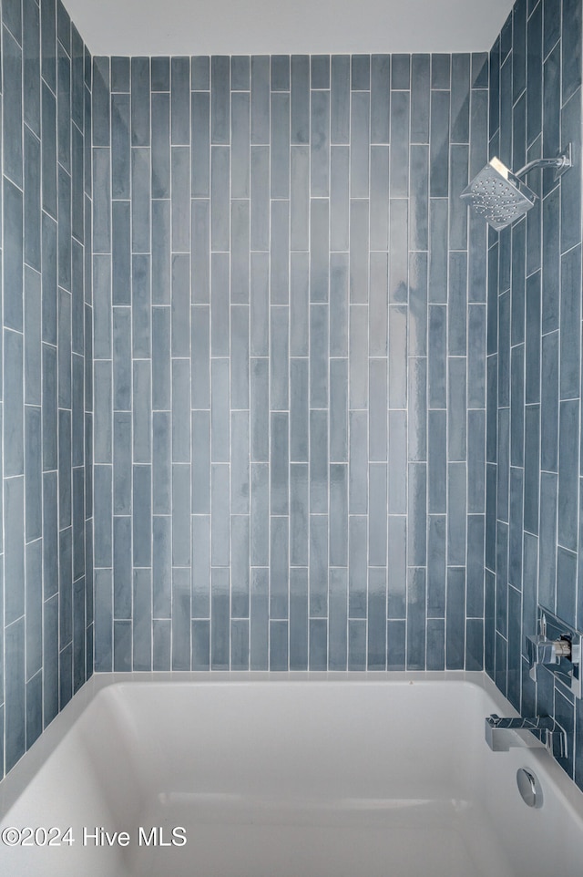 bathroom with tiled shower / bath combo