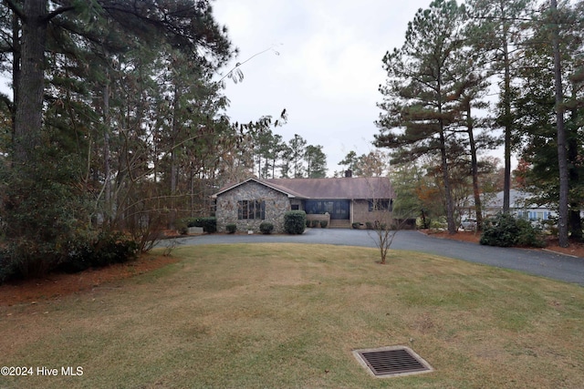 ranch-style home with a front lawn