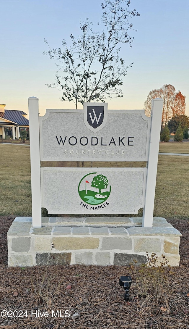 community sign with a lawn